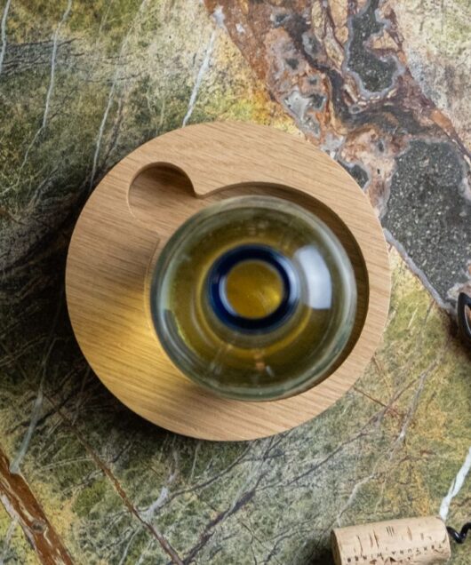 garrafa de vinho numa base de madeira - CEPA