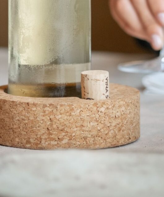 garrafa de vinho numa base de cortiça CEPA