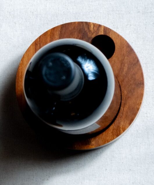 garrafa de vinho numa base de madeira CEPA