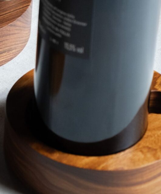 garrafa numa base de madeira CEPA -