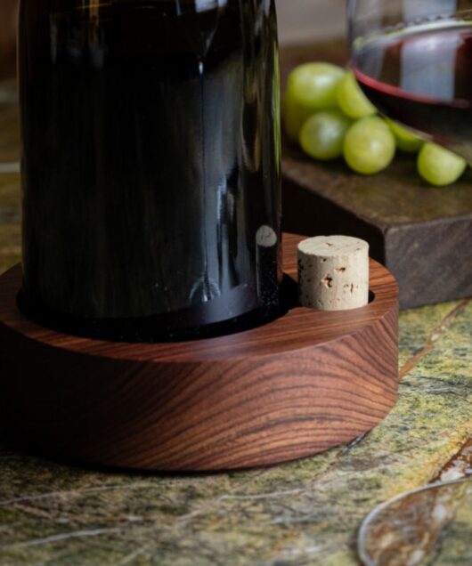 Madeira – Pau Violeta 6 Garrafa de vinho e rolha de cortiça numa base de madeira CEPA